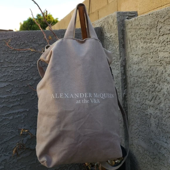 The stunning special edition V&A Alexander McQueen bag - Picture 3 of 7